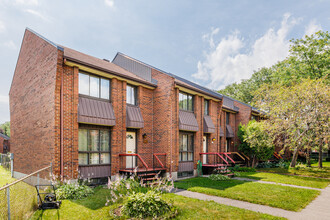 584 Rose-De-Lima Rue in Montréal, QC - Building Photo - Building Photo
