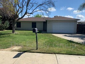 1546 N Oak Park St in Visalia, CA - Building Photo