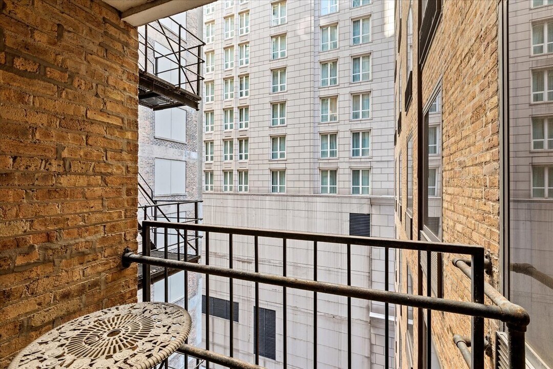 40 E Delaware Pl, Unit 805 in Chicago, IL - Building Photo