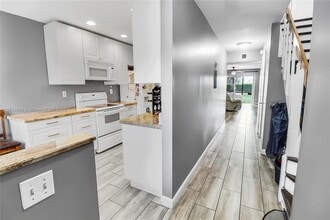 9891 Riverside Dr in Coral Springs, FL - Building Photo - Building Photo