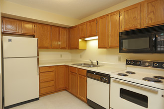 Quail Ridge Apartments in Eden Prairie, MN - Building Photo - Interior Photo