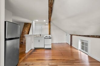 22 Winthrop St, Unit 5 in Tariffville, CT - Building Photo - Building Photo