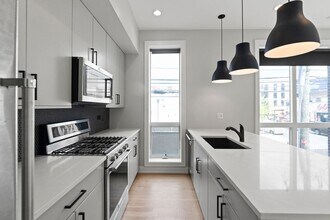 1050 W Cornelia Ave in Chicago, IL - Building Photo - Building Photo