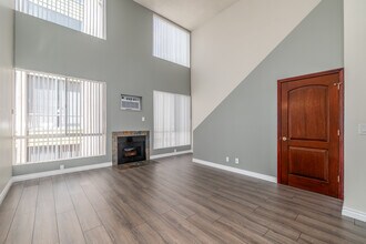 Cherokee Courtyard Apartments in Los Angeles, CA - Building Photo - Interior Photo