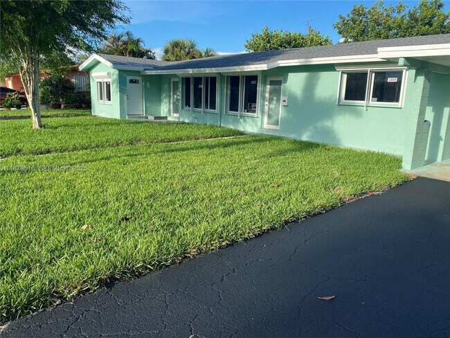 284 SE 6th Ave in Deerfield Beach, FL - Building Photo - Building Photo