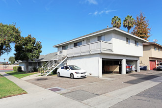 16582 Kellog Cir in Huntington Beach, CA - Foto de edificio - Building Photo