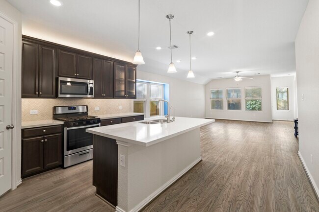 335 Honey Mesquite Path in Willis, TX - Building Photo - Building Photo