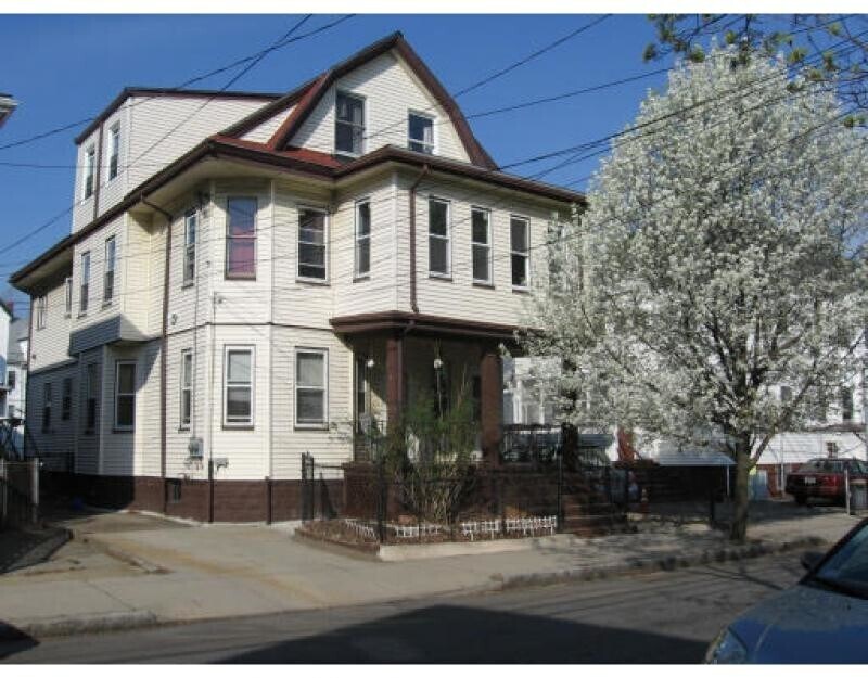 55 Bristol Rd, Unit 001F in Medford, MA - Building Photo