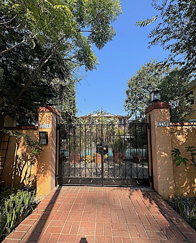 Hayworth Courtyard Apartments – West Holly... in Los Angeles, CA - Building Photo - Building Photo