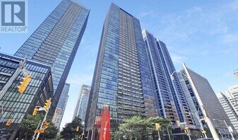 110 Charles St E in Toronto, ON - Building Photo