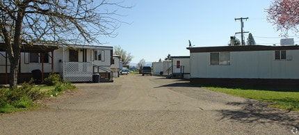 Sutherlin Estates Mobile Home Community in Sutherlin, OR - Building Photo - Building Photo