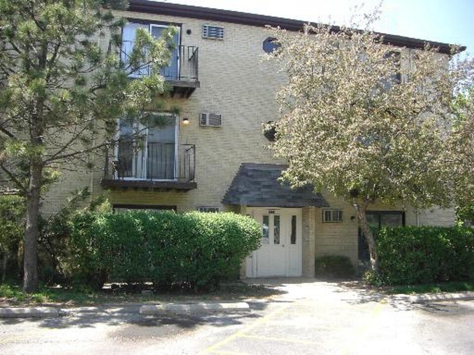 2402 Randall Ln in Arlington Heights, IL - Building Photo