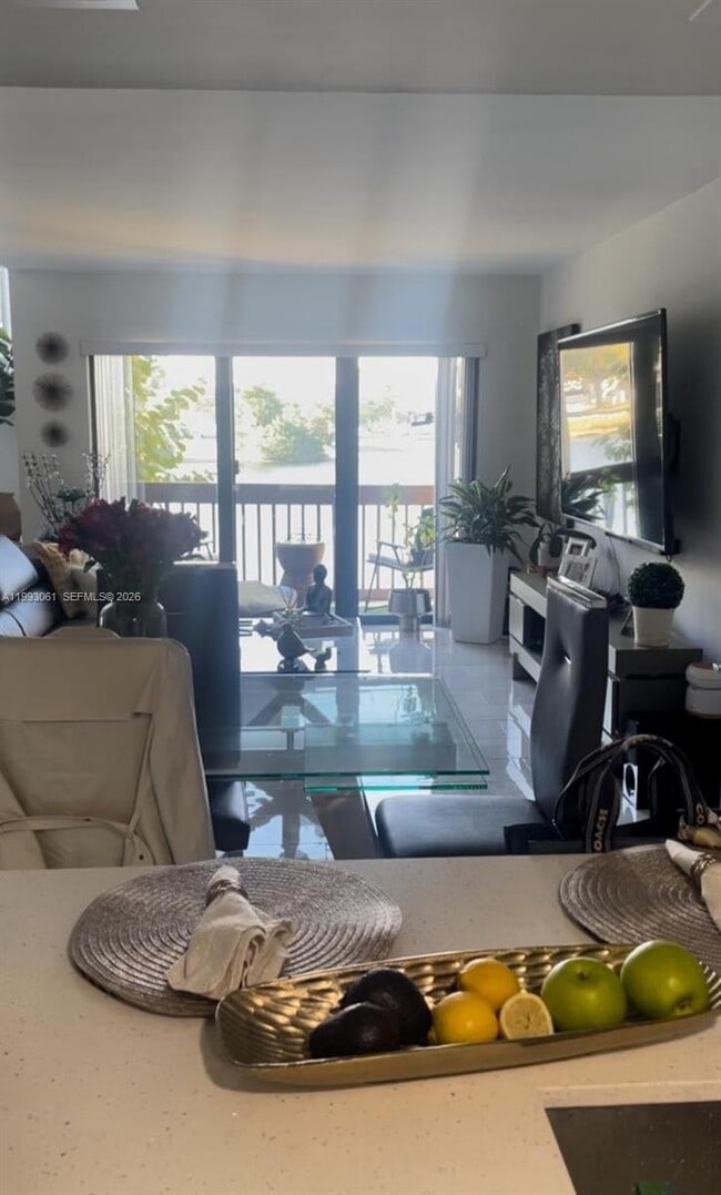 10000 NW 9th St Cir in Miami, FL - Building Photo - Building Photo