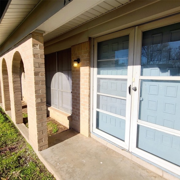 1026 Brookshire Cir in Garland, TX - Building Photo - Building Photo