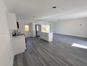 275 NE 173rd St in North Miami Beach, FL - Building Photo - Building Photo