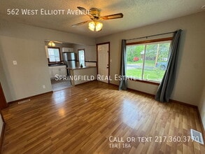 562 W Elliott Ave in Springfield, IL - Foto de edificio - Building Photo