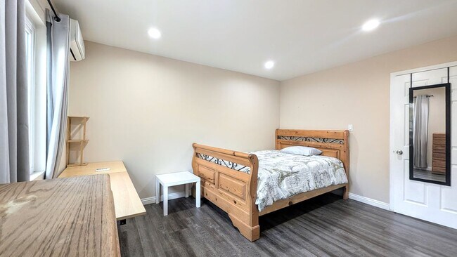 1299 W 37th Dr in Los Angeles, CA - Foto de edificio - Building Photo