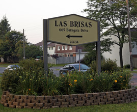 Las Brisas in Ottawa, ON - Building Photo - Building Photo