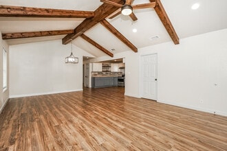 931 W Hutchins Pl in San Antonio, TX - Building Photo - Building Photo