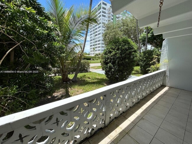 2005 Sans Souci Blvd in North Miami, FL - Foto de edificio - Building Photo