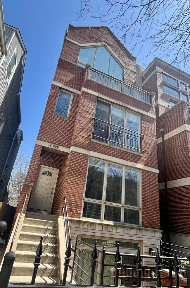property at 2923 N Damen Ave