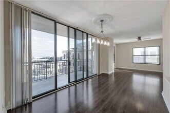 3040 Peachtree Rd in Atlanta, GA - Foto de edificio - Building Photo