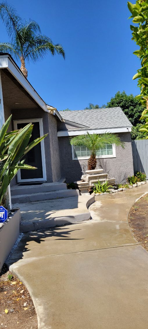 6851 Wilbur Ave in Reseda, CA - Foto de edificio - Building Photo