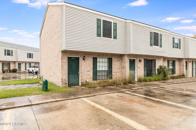 100 Winchester Dr in Lafayette, LA - Foto de edificio - Building Photo