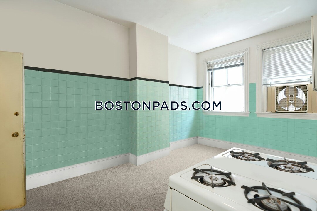 923 Beacon St in Boston, MA - Building Photo