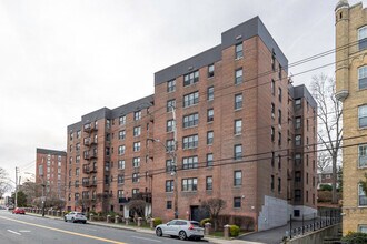 77 Bronx River Rd in Yonkers, NY - Foto de edificio - Building Photo