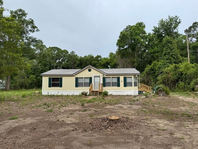 property at 3 Leslie Cir
