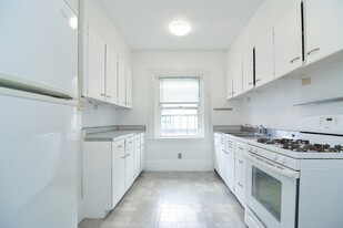 923 Beacon St, Unit 1 Apartamentos