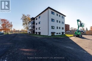 141 Plymouth Rd in Welland, ON - Building Photo