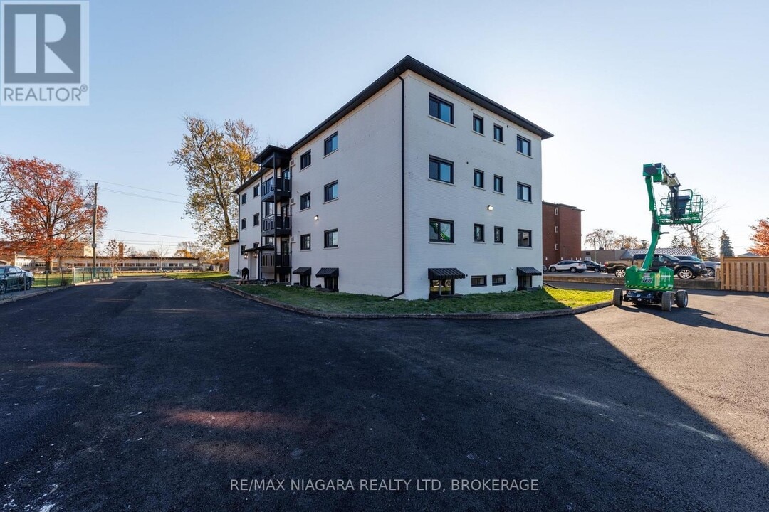 141 Plymouth Rd in Welland, ON - Building Photo