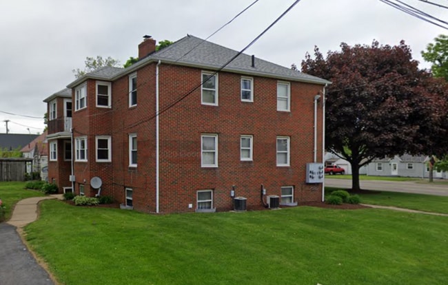 303 Whipple Ave NW in Canton, OH - Building Photo - Building Photo