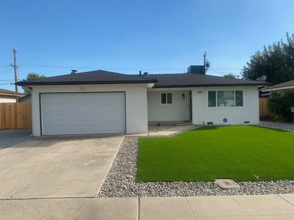 934 W Alamos Ave in Clovis, CA - Building Photo
