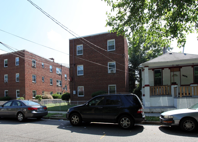 1412 Young St SE in Washington, DC - Foto de edificio - Building Photo