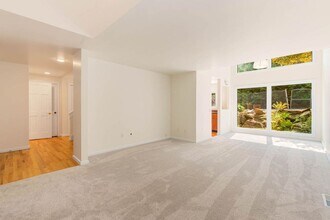 17511 NE 38th Ct in Redmond, WA - Foto de edificio - Building Photo