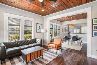 1130 E Crockett St in San Antonio, TX - Building Photo - Building Photo