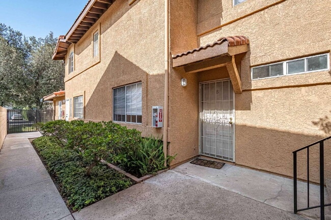 415 W Center St in Covina, CA - Building Photo - Building Photo