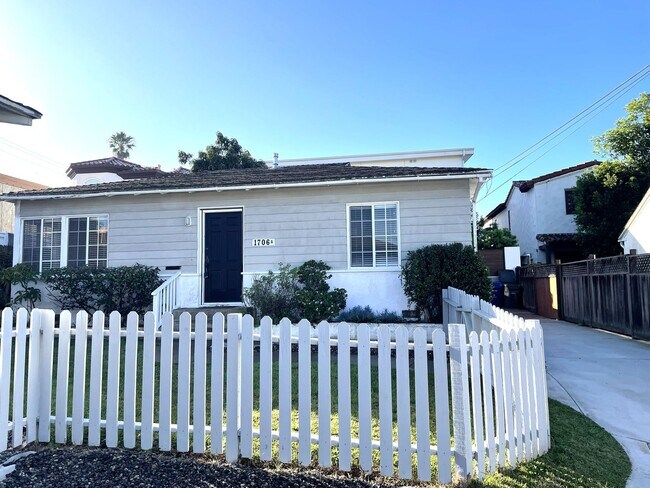 1706 Pullman Ln-Unit -1706 A (Rear) in Redondo Beach, CA - Foto de edificio - Building Photo