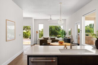 2108 Rosewood Ave in Austin, TX - Building Photo - Building Photo
