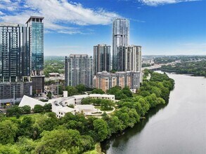 70 Rainey St in Austin, TX - Foto de edificio - Building Photo