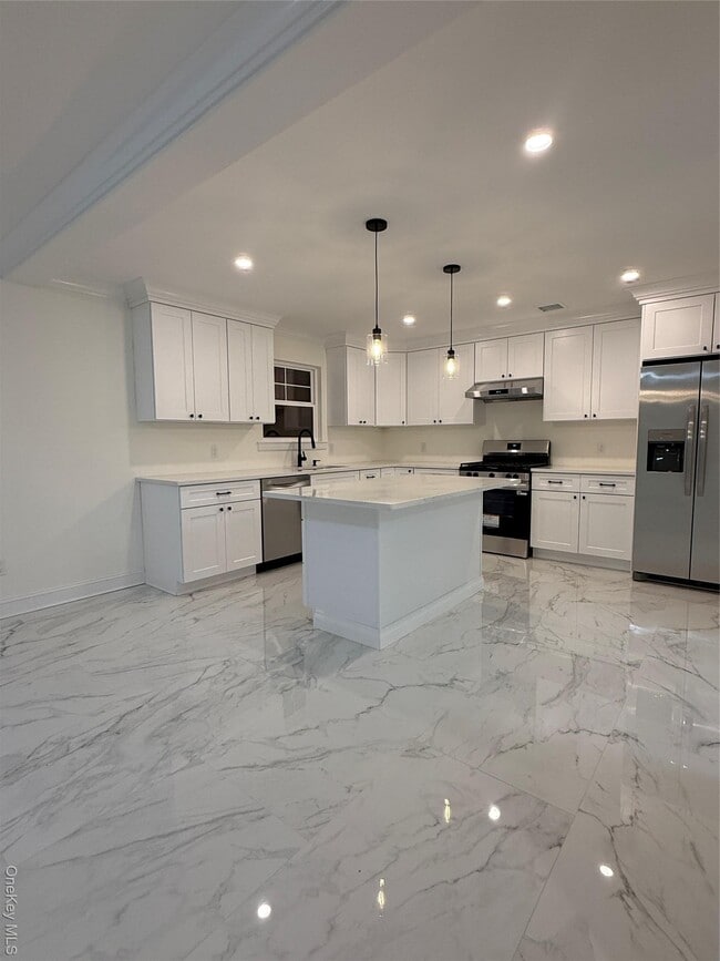 134 Cedar Ln in Medford, NY - Building Photo - Building Photo