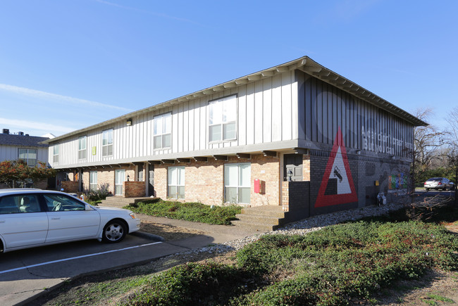 Crash Pads II in Denton, TX - Foto de edificio - Building Photo