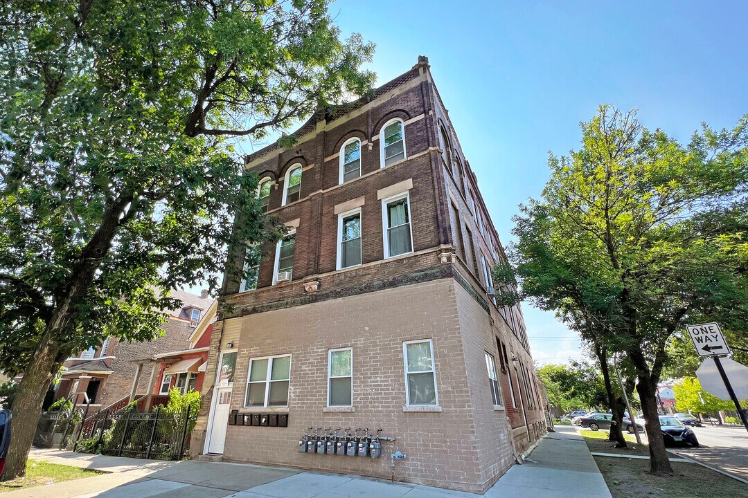 2400 S Troy St in Chicago, IL - Building Photo