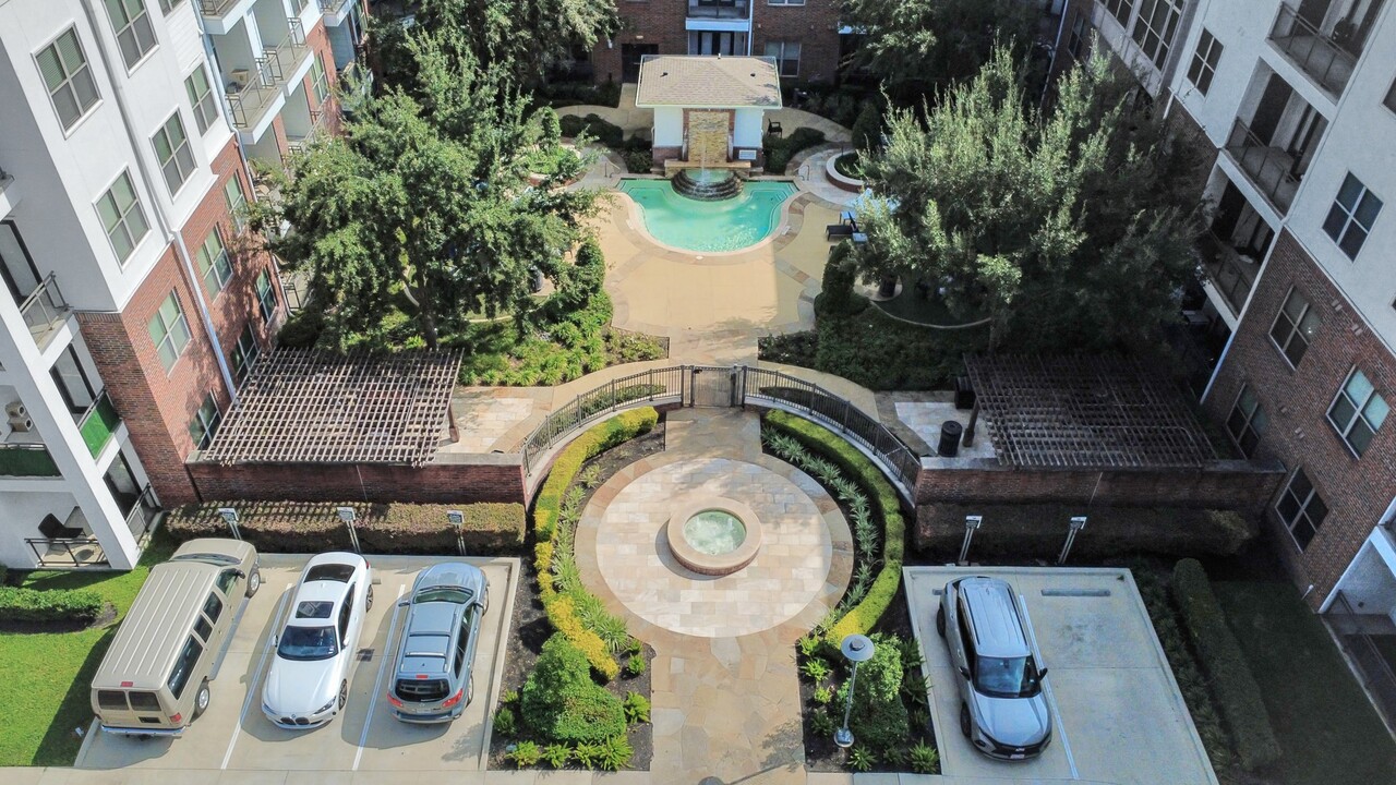 5455 Richmond Ave. in Houston, TX - Building Photo