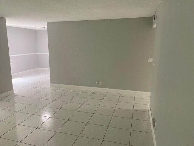 2700 Coral Springs Dr in Coral Springs, FL - Building Photo - Building Photo