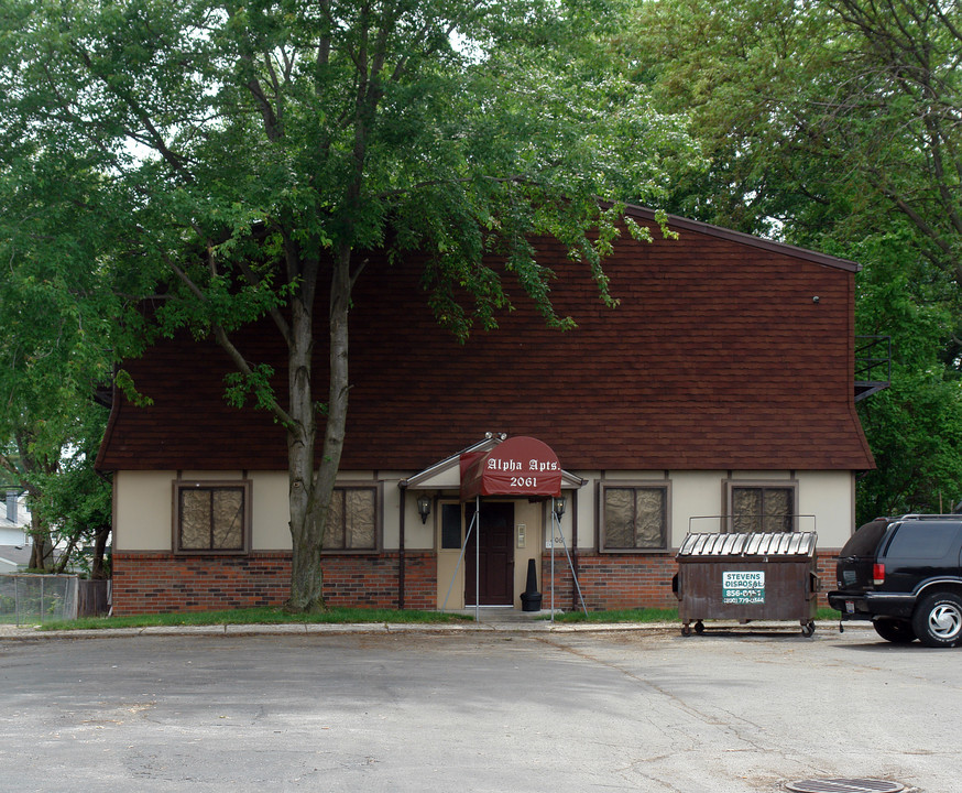 2061 Tremainsville Rd in Toledo, OH - Foto de edificio