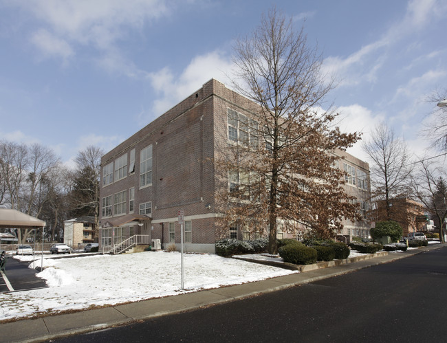 Belltown Manor in Stamford, CT - Building Photo - Building Photo